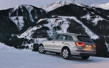 Audi Q7 на краю снежного обрыва
